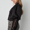 Korte blazer met kant - zwart
